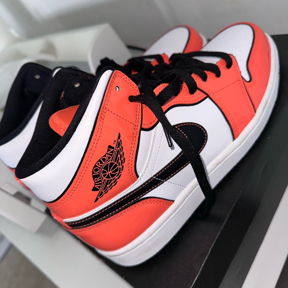 NIKE AIR JORDAN 1 MID SE